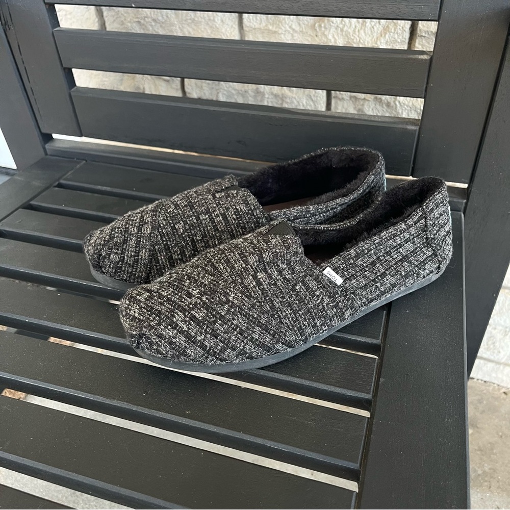 Women’s TOMS brand Dark Gray Ribbed Fleece Lined Shoes Size 10